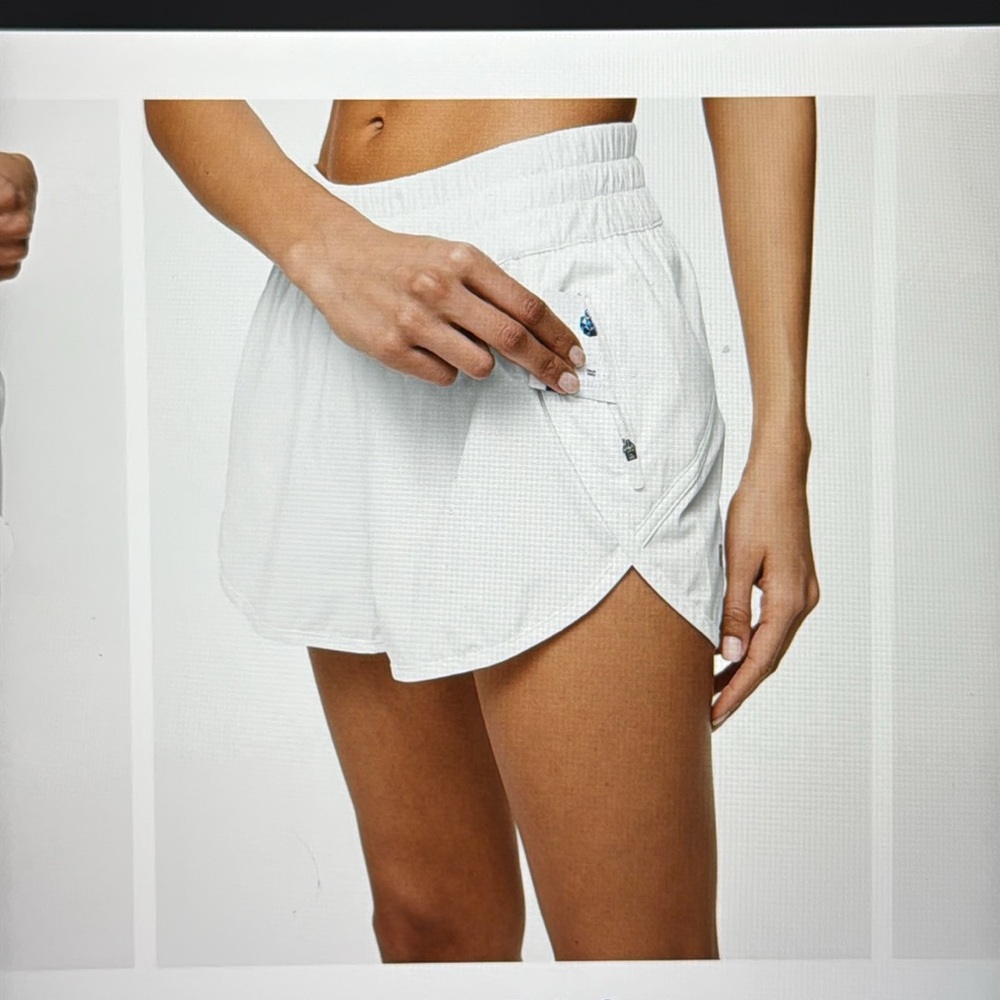 Lululemon Tracker Short V 4” Sz6 White
